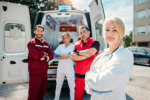 Equipe medico che posa fuori un'ambulanza