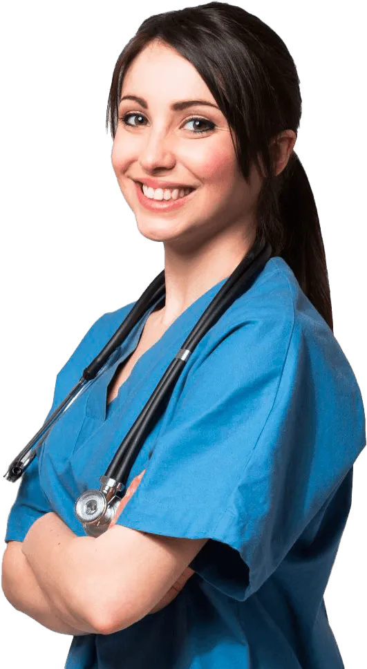 operatrice sanitaria con braccia incrociate e camice blu sorride