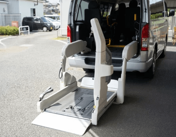 Primo piano di una pedana automatizzata di un trasporto per disabili