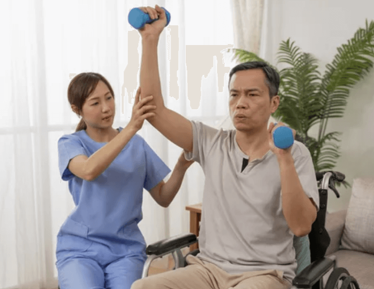 Una fisioterapista che aiuta un suo paziente in sedia a rotelle durante un esercizio di riabilitazione braccia