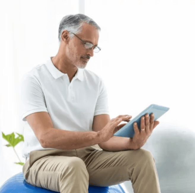 Un fisioterapista mentre controlla la sua agenda digitale